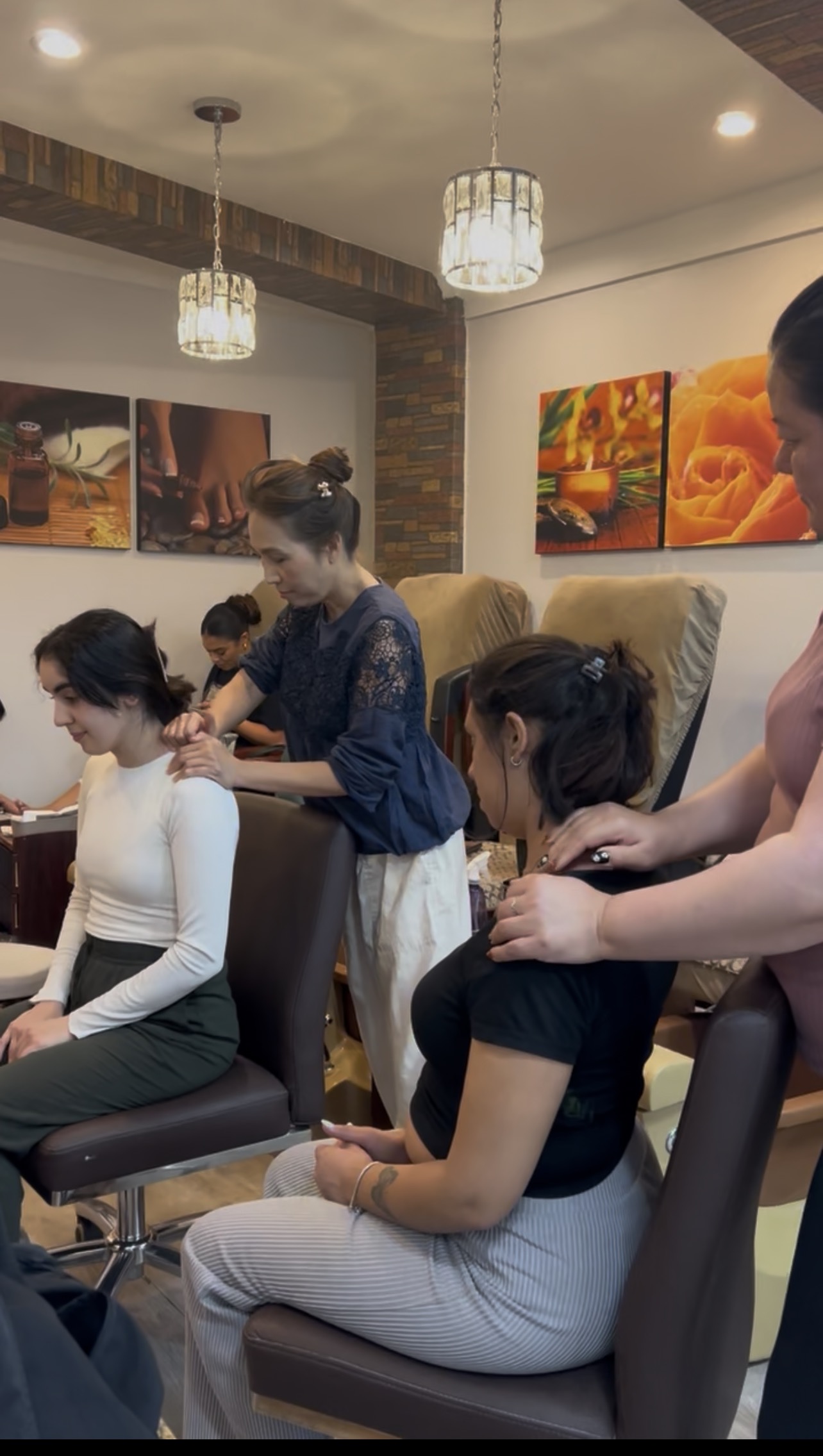 Kèm 1:1 kỹ thuật massage ấn huyệt vai gáy