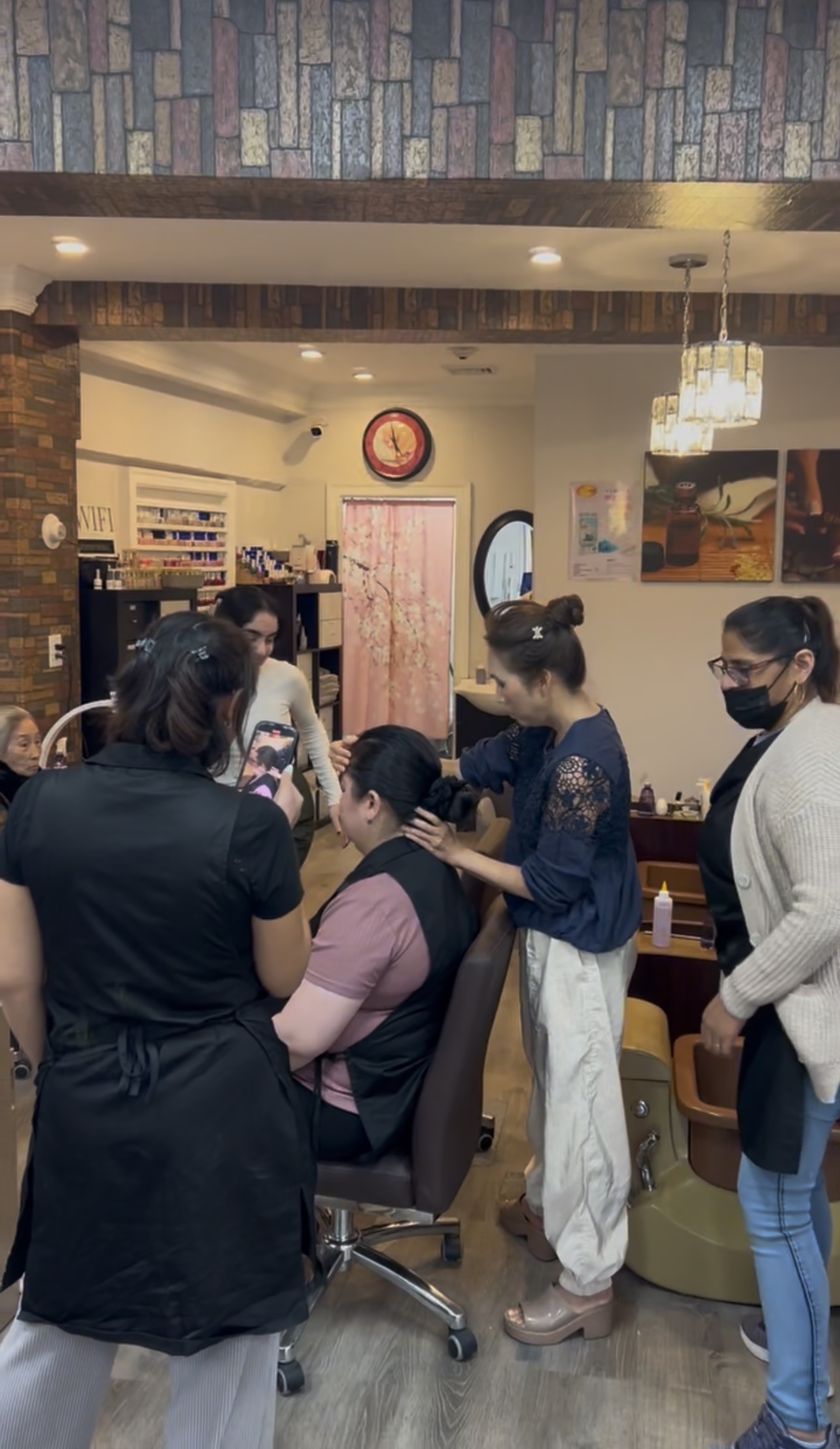 Đội ngũ salon theo dõi và ghi hình bài giảng SOP
