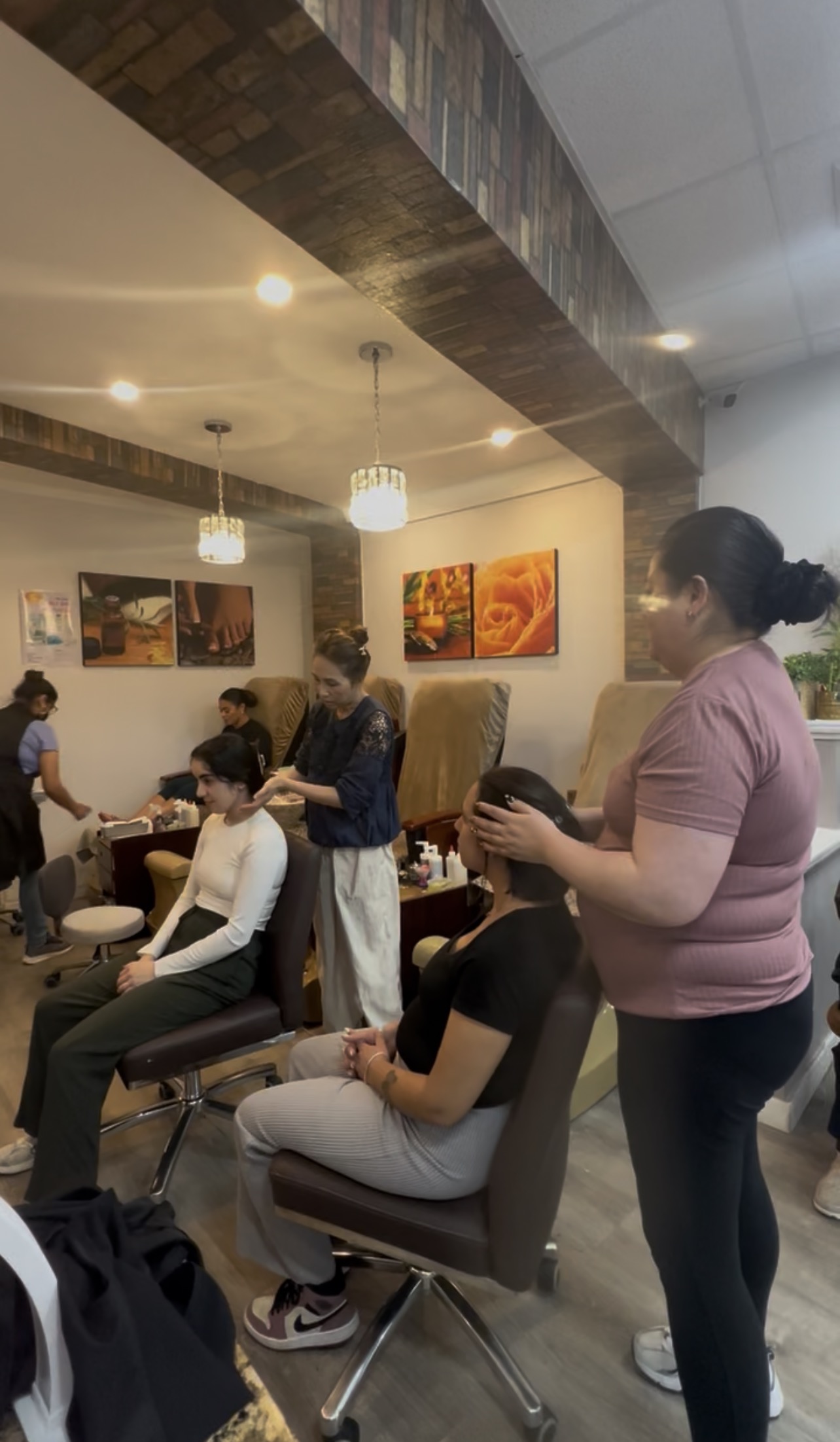 Kỹ thuật viên salon trực tiếp thực hành thao tác