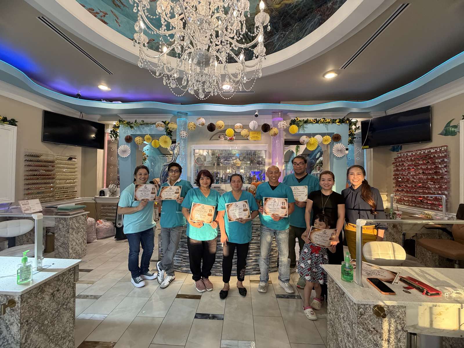 Đội ngũ salon nhận chứng chỉ